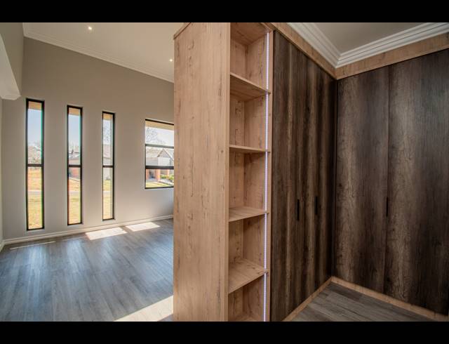 4 BEDROOM GATED ESTATE FOR SALE IN WATERLAKE FARM LIFESTYLE ESTATE